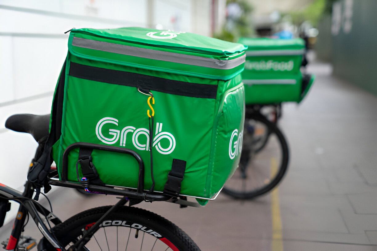 How to Use Food Delivery Apps in Bangkok Like a Pro (Grab vs. LINE MAN)